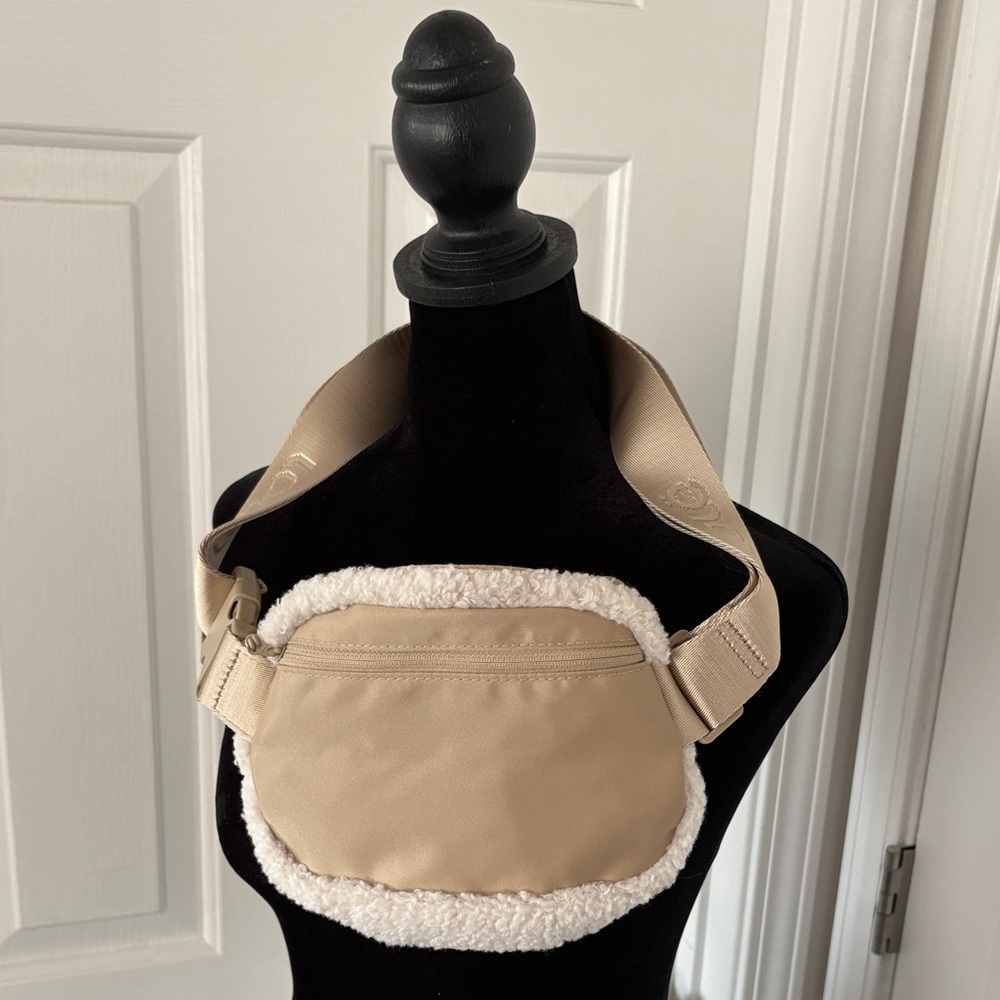 Lole NWOT Cream Sherpa Crossbody Bag - Picture 6 of 14